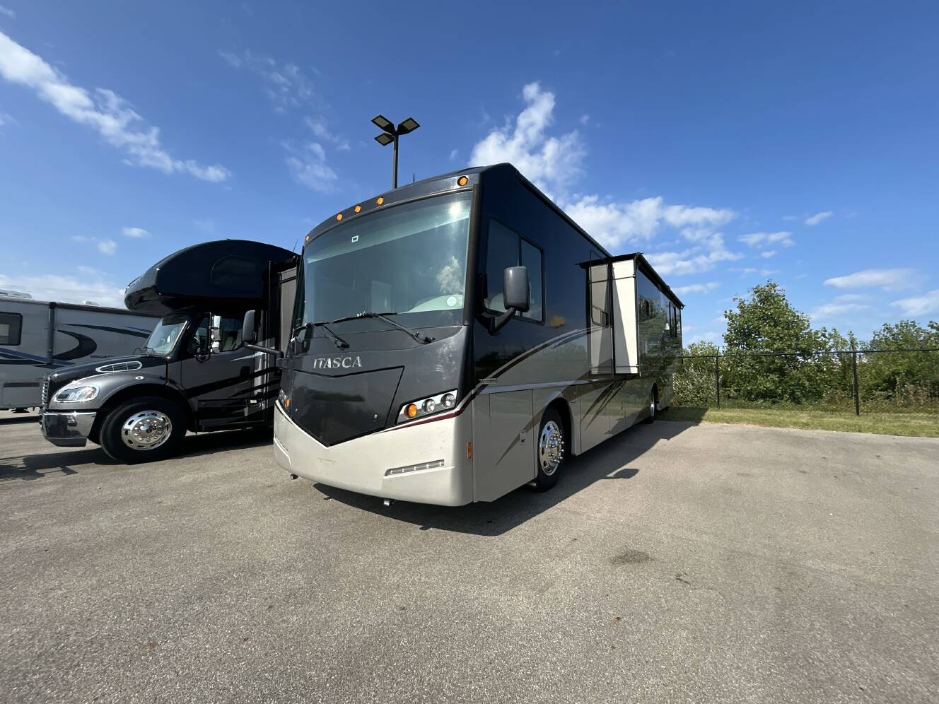 A photo of this 2015 Itasca SOLEI 36G