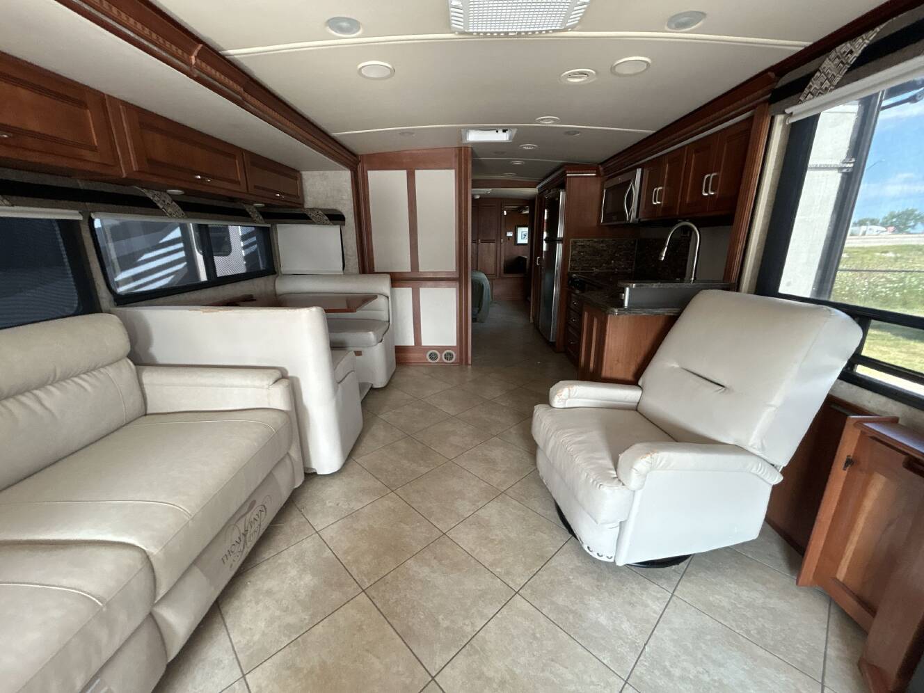 A photo of this 2015 Itasca SOLEI 36G