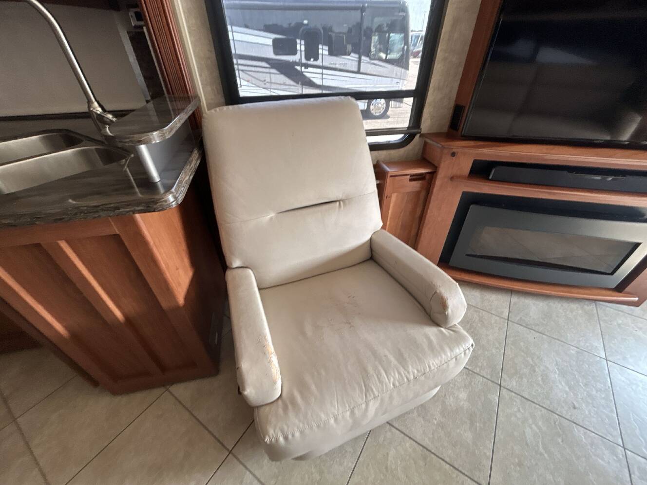 A photo of this 2015 Itasca SOLEI 36G