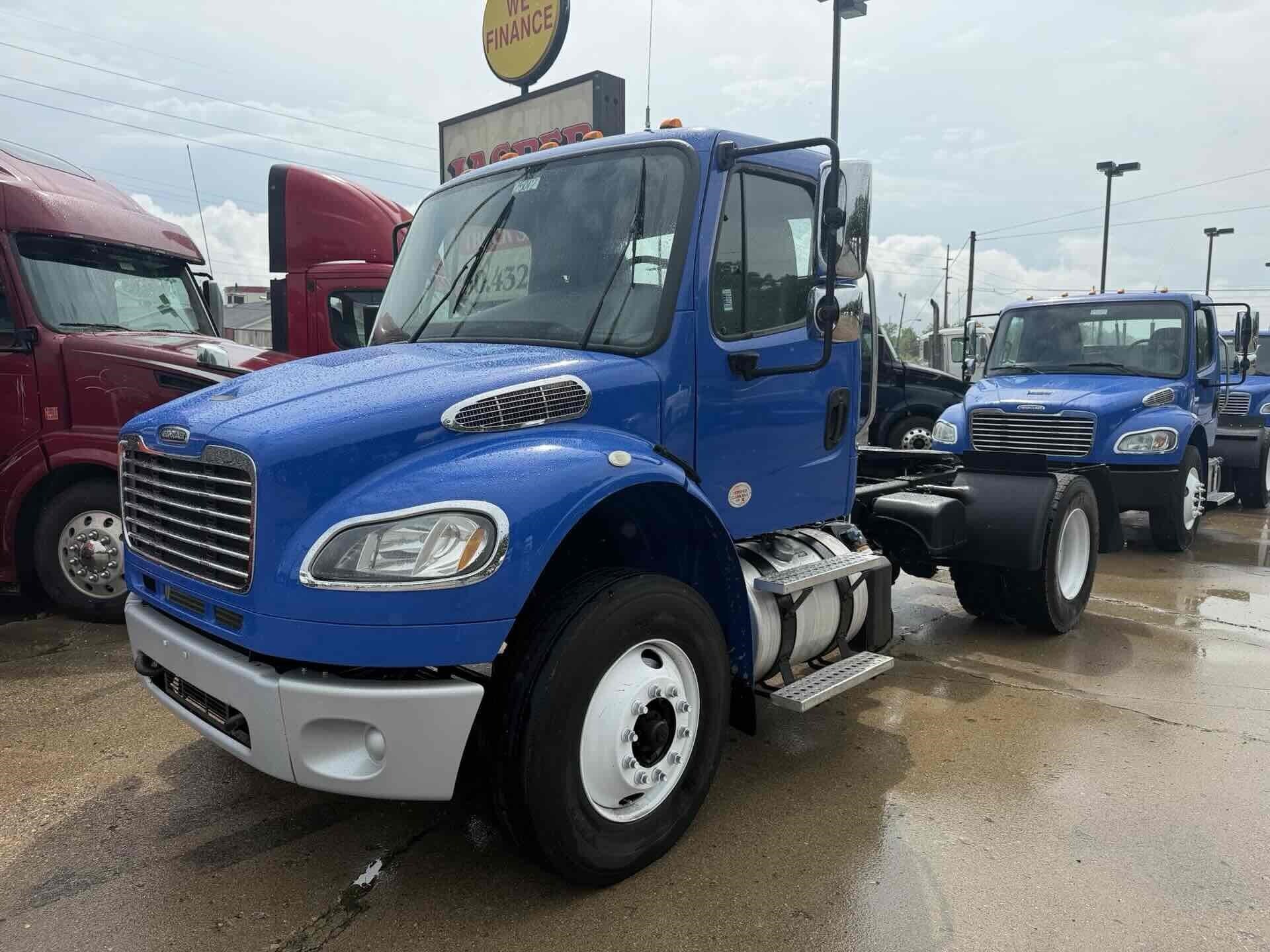 2017 FREIGHTLINER BUSINESS CLASS M2 106 in Fort Wayne, IN