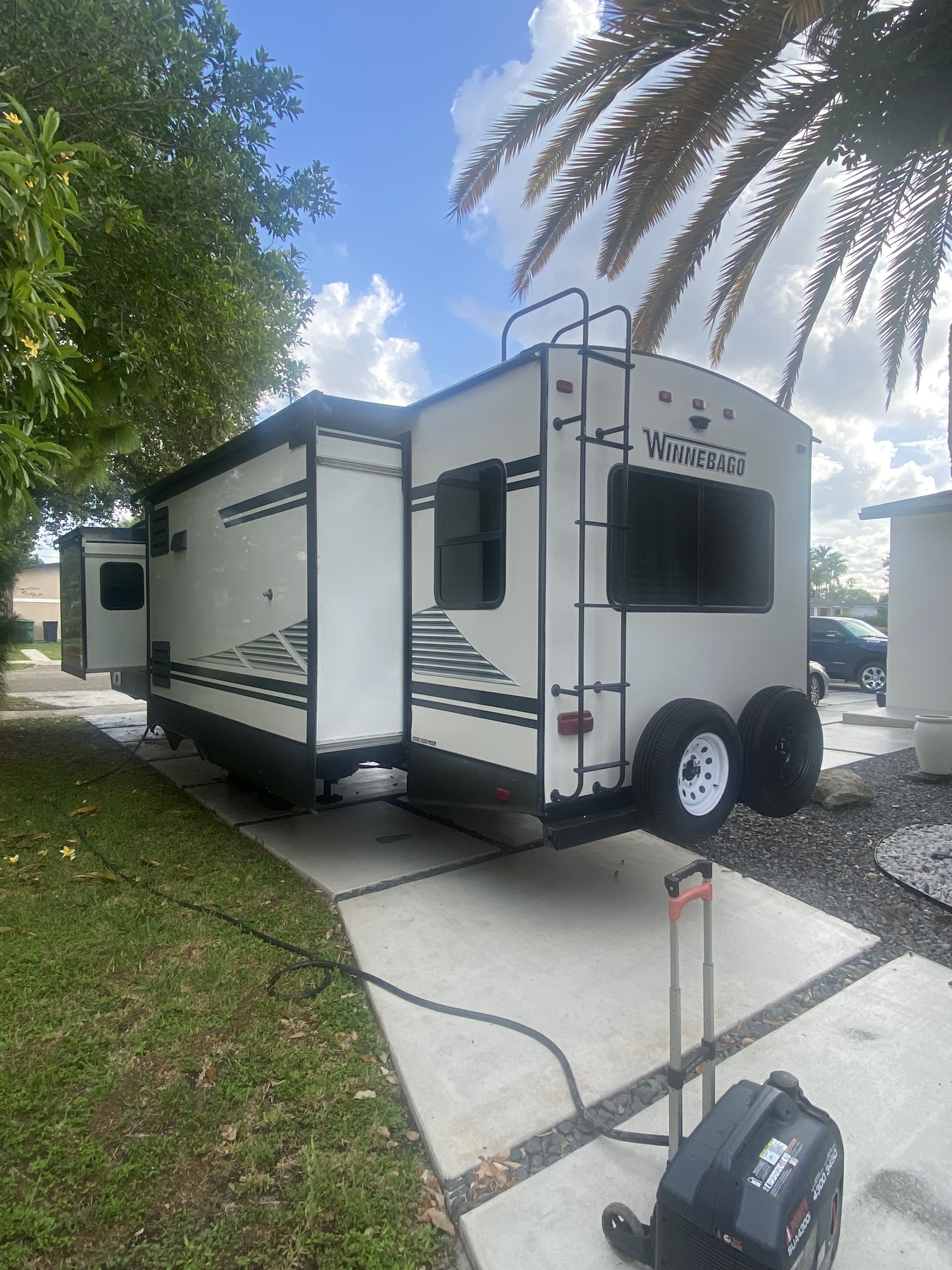 2020 Winnebago MINNIE PLUS 30RLSS in miami FL