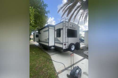2020 Winnebago MINNIE PLUS 30RLSS in miami FL