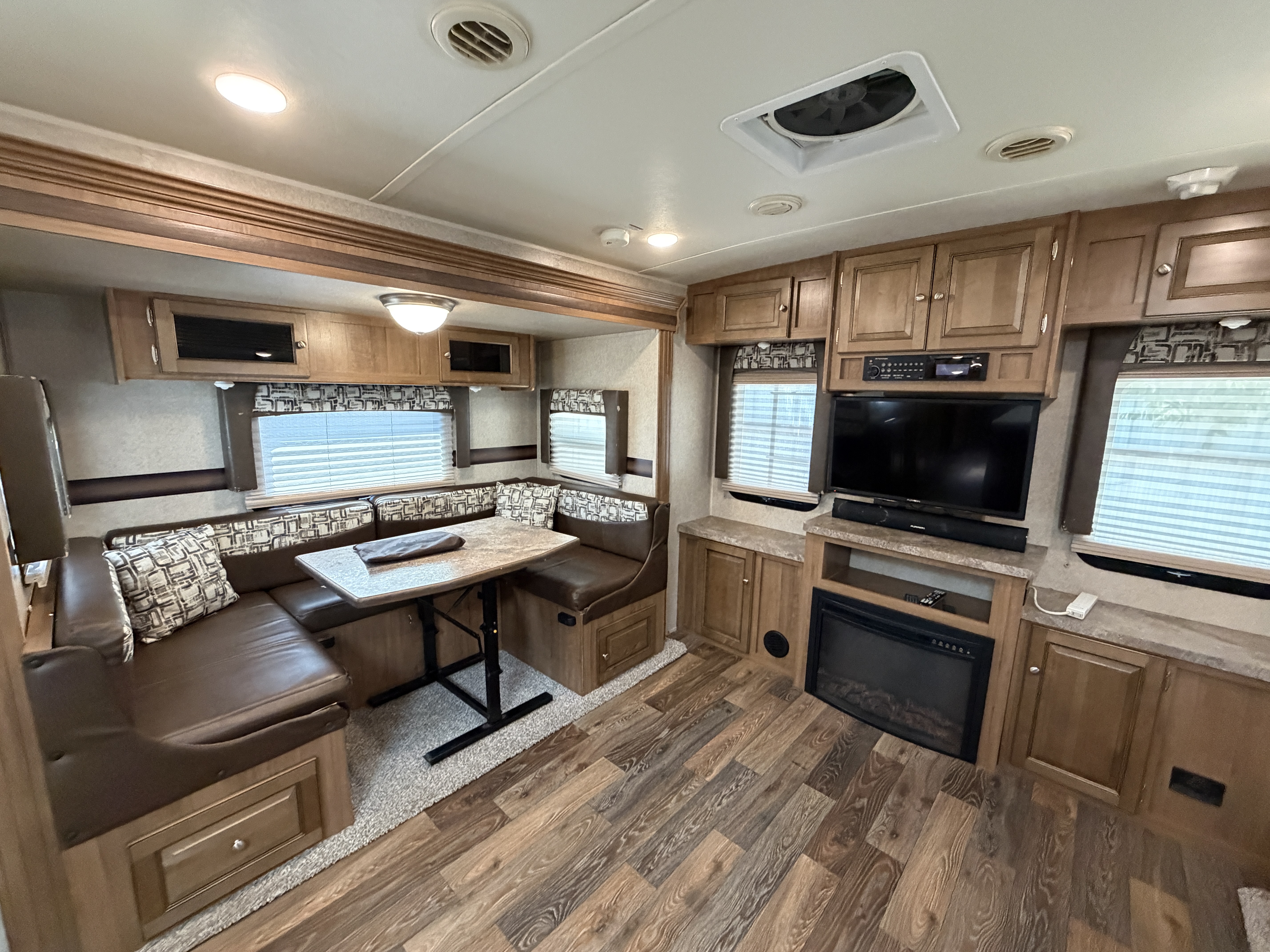 2017 Forest River ROCKWOOD ULTRA LITE 2703WS in kennedale TX