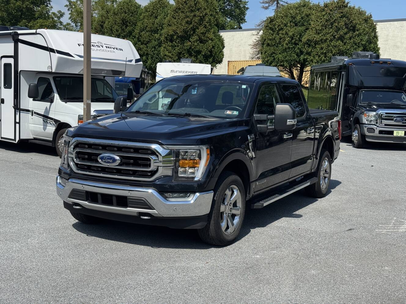 A photo of this 2022 Airstream GLOBETROTTER 27FB TWIN