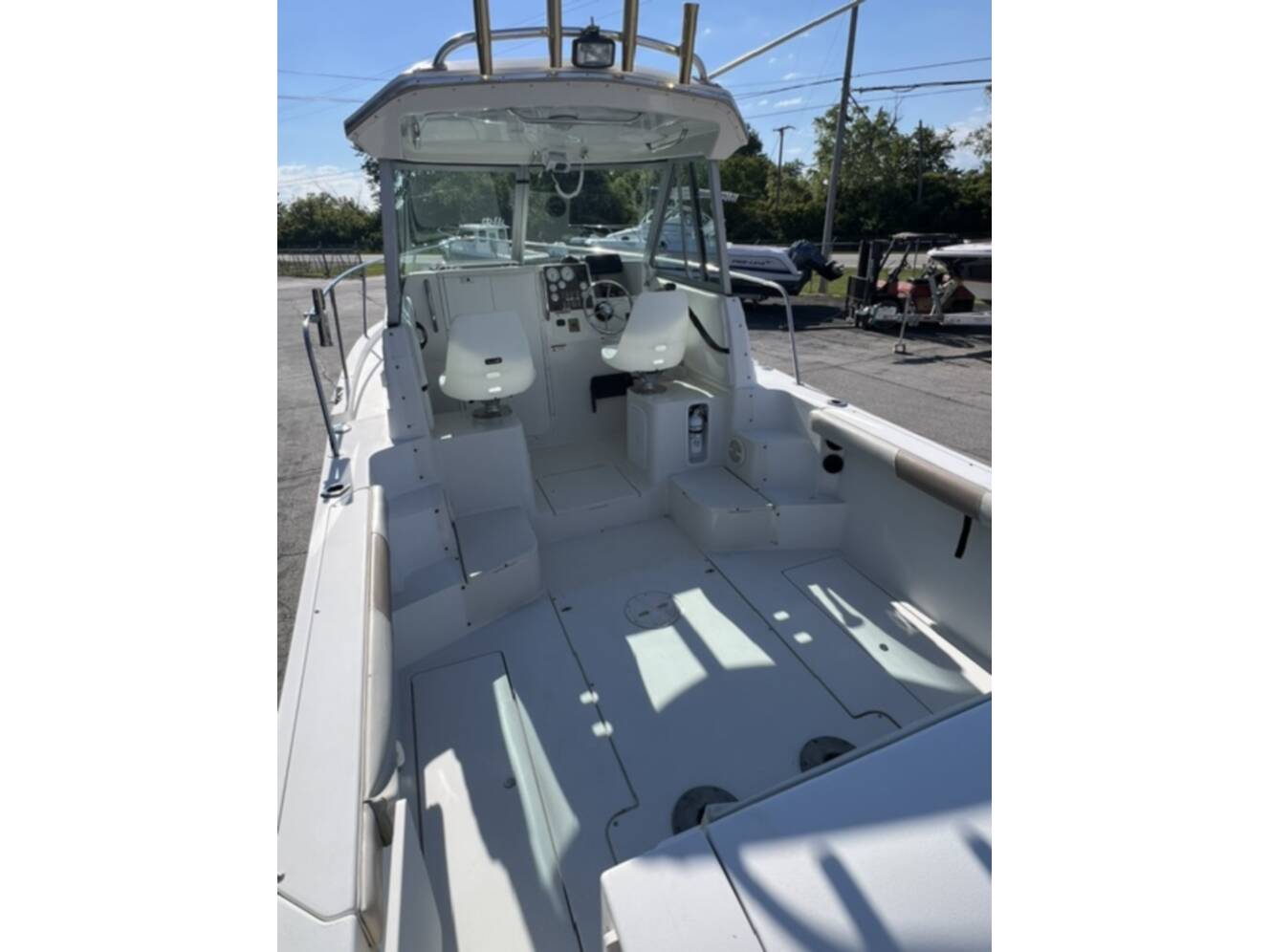 A photo of this 2004 Seaswirl 2601 WALKAROUND