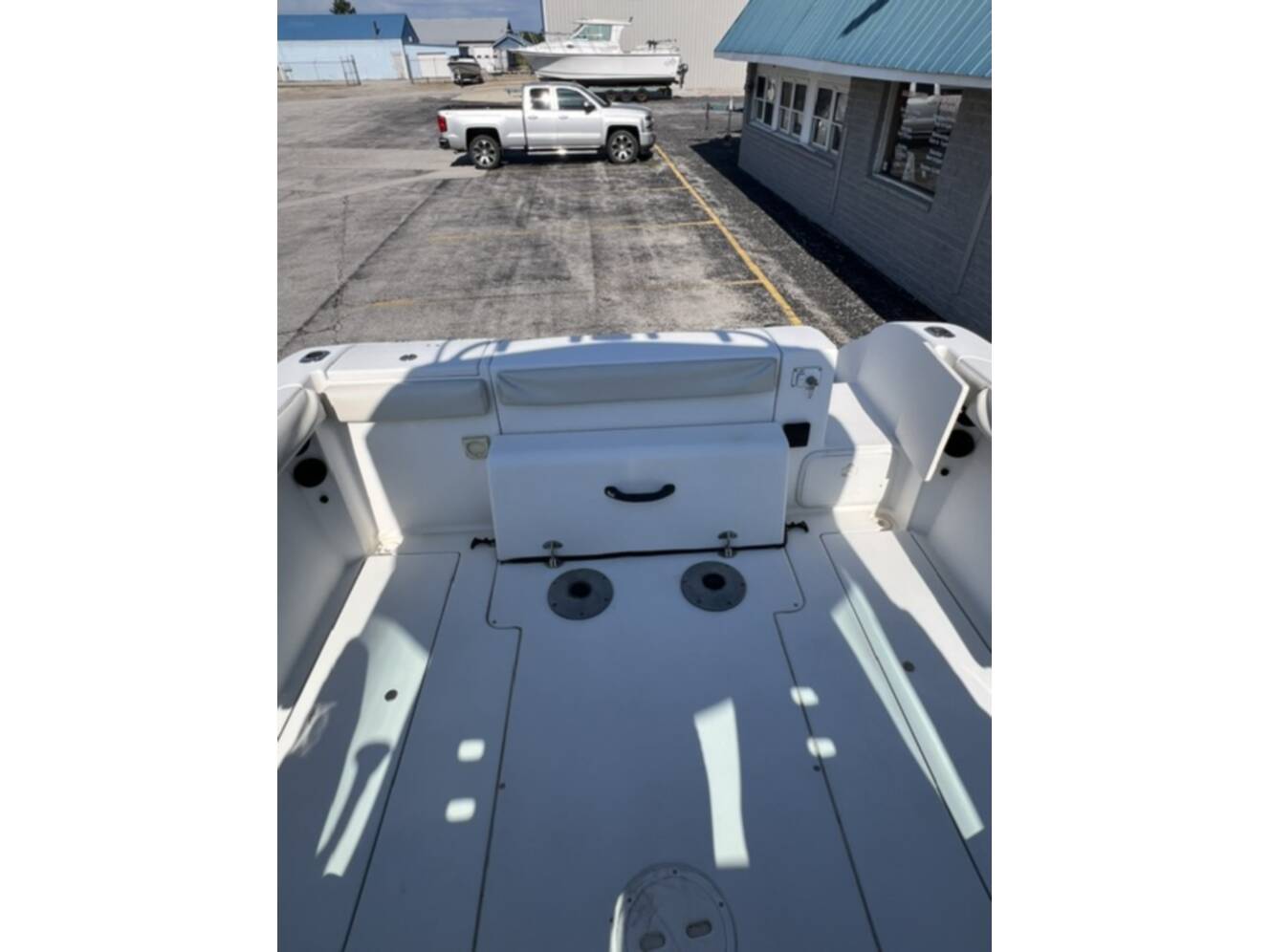 A photo of this 2004 Seaswirl 2601 WALKAROUND