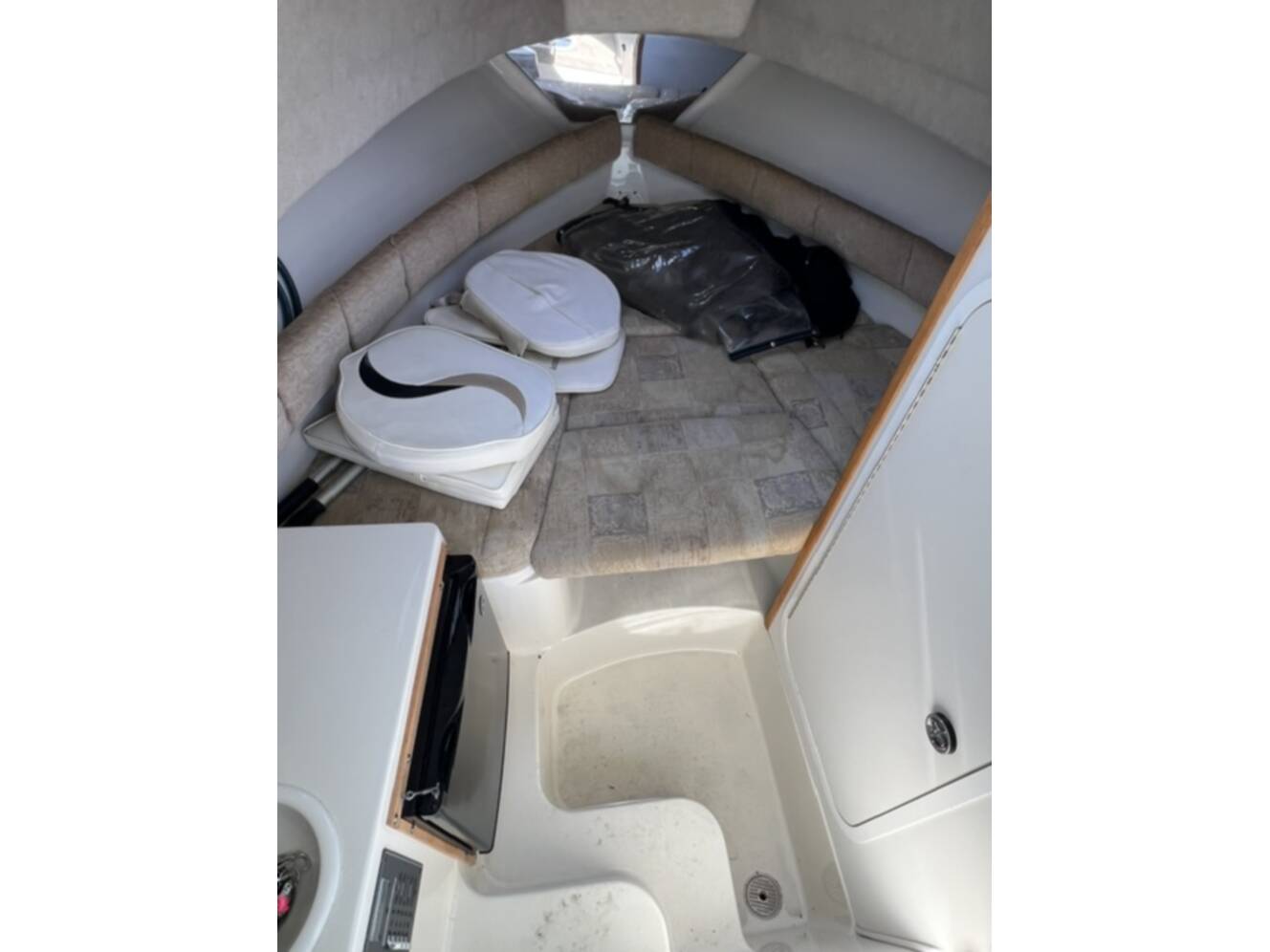 A photo of this 2004 Seaswirl 2601 WALKAROUND