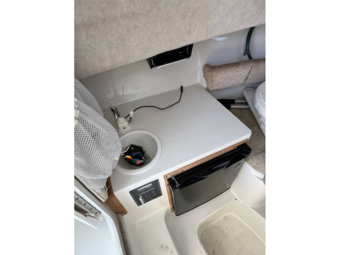 A photo of this 2004 Seaswirl 2601 WALKAROUND