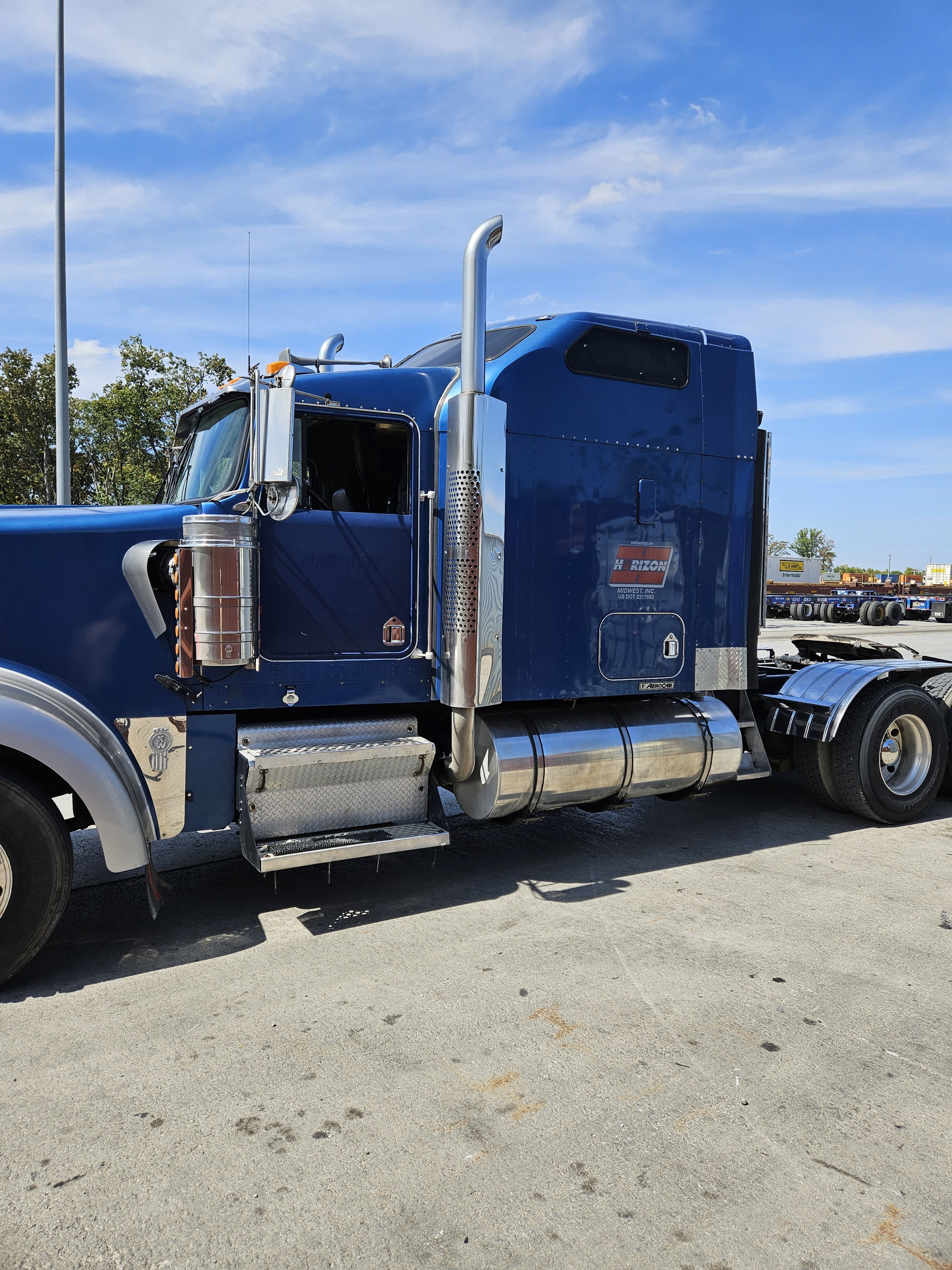 2005 KENWORTH W900L AEROCAB AEROCAB in Heath, OH