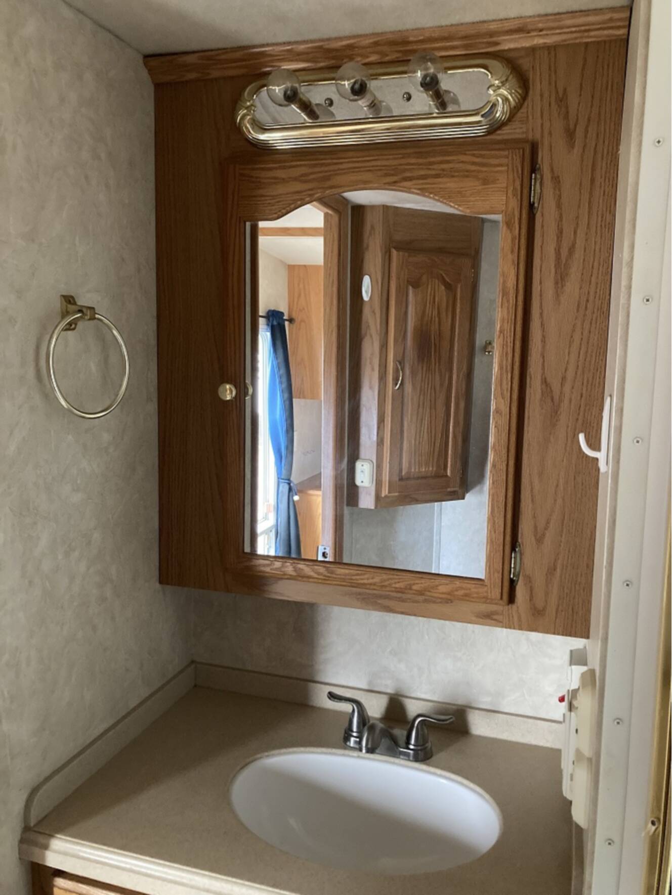 A photo of this 2006 Nuwa HITCHHIKER 36CKRD