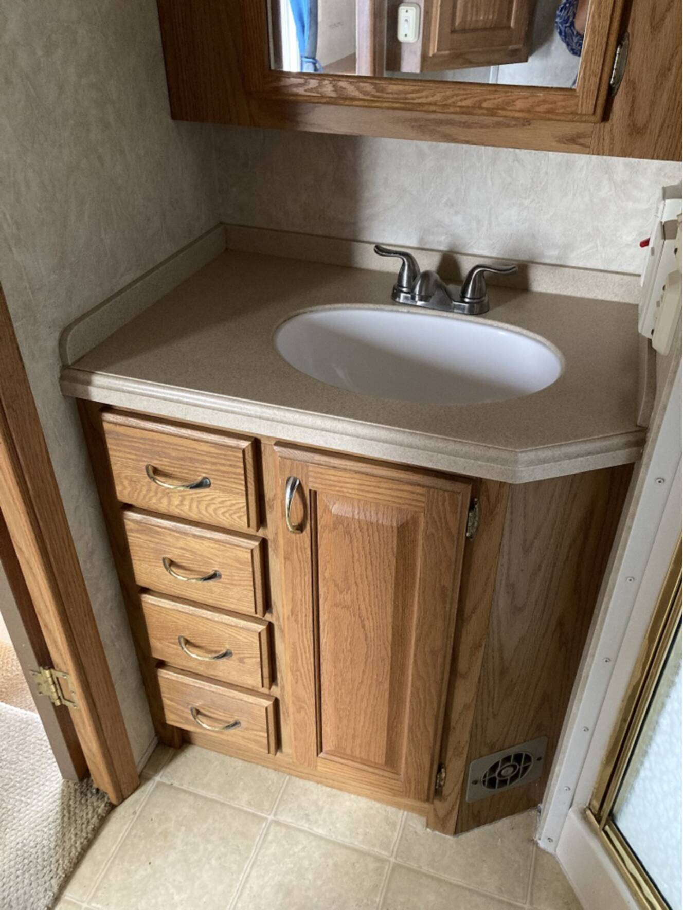 A photo of this 2006 Nuwa HITCHHIKER 36CKRD
