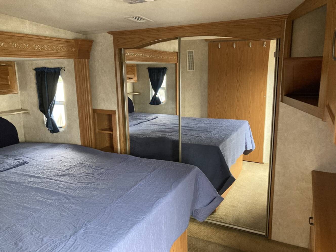 A photo of this 2006 Nuwa HITCHHIKER 36CKRD