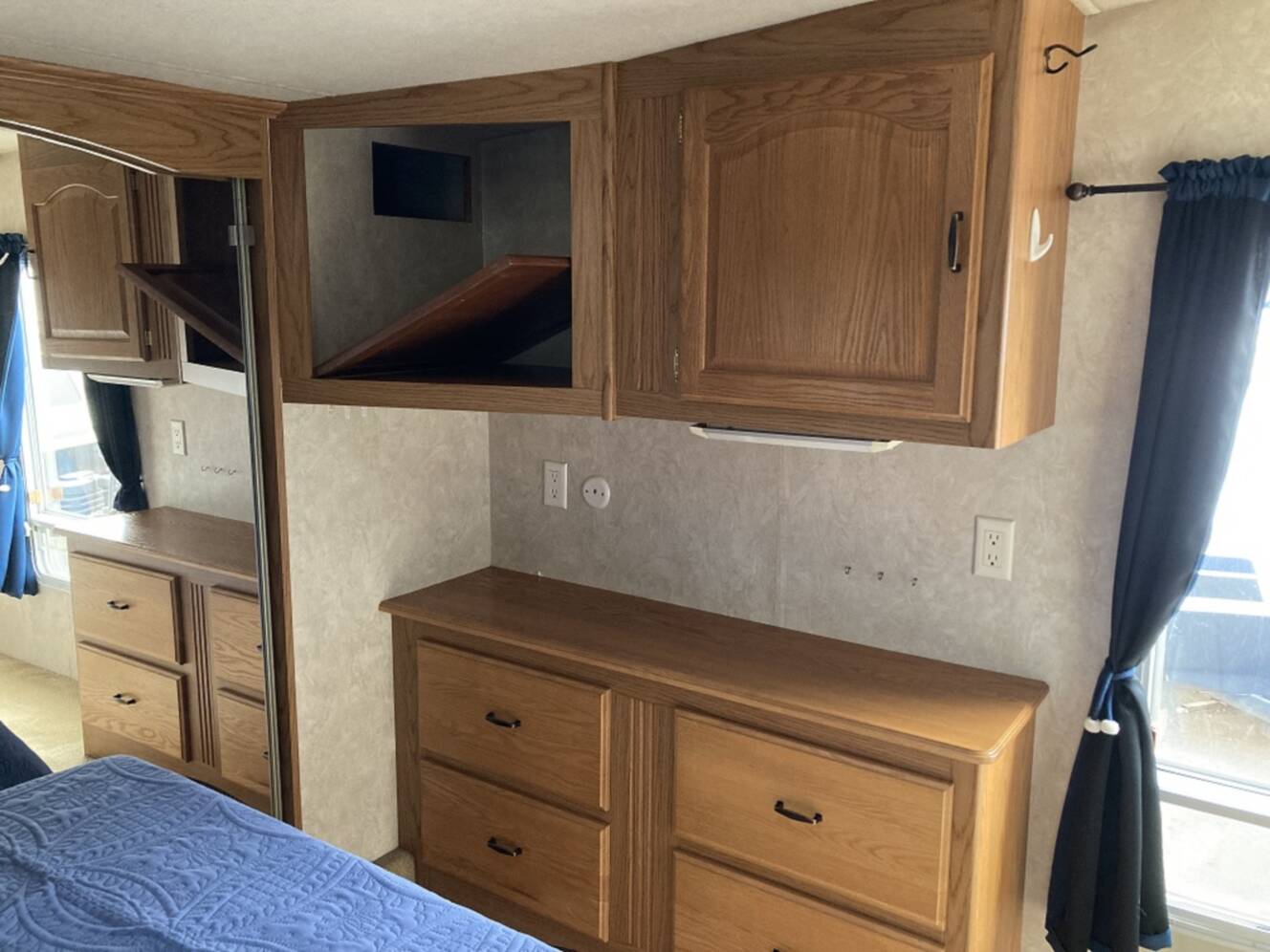 A photo of this 2006 Nuwa HITCHHIKER 36CKRD