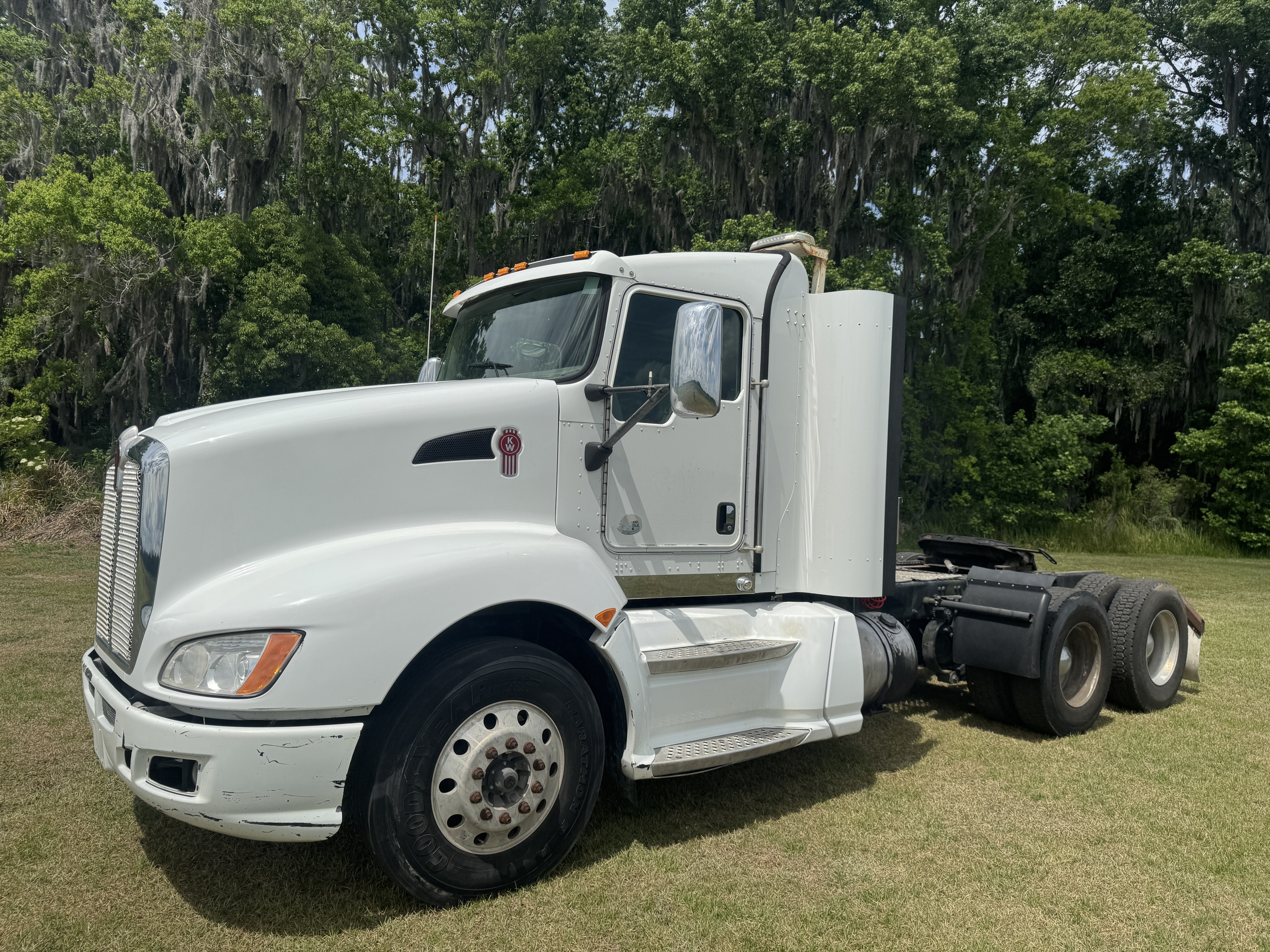 2011 KENWORTH T660 in Elkton, FL