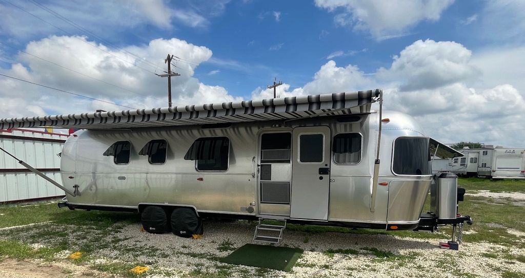 2022 Airstream Classic 33FB Queen in castroville TX