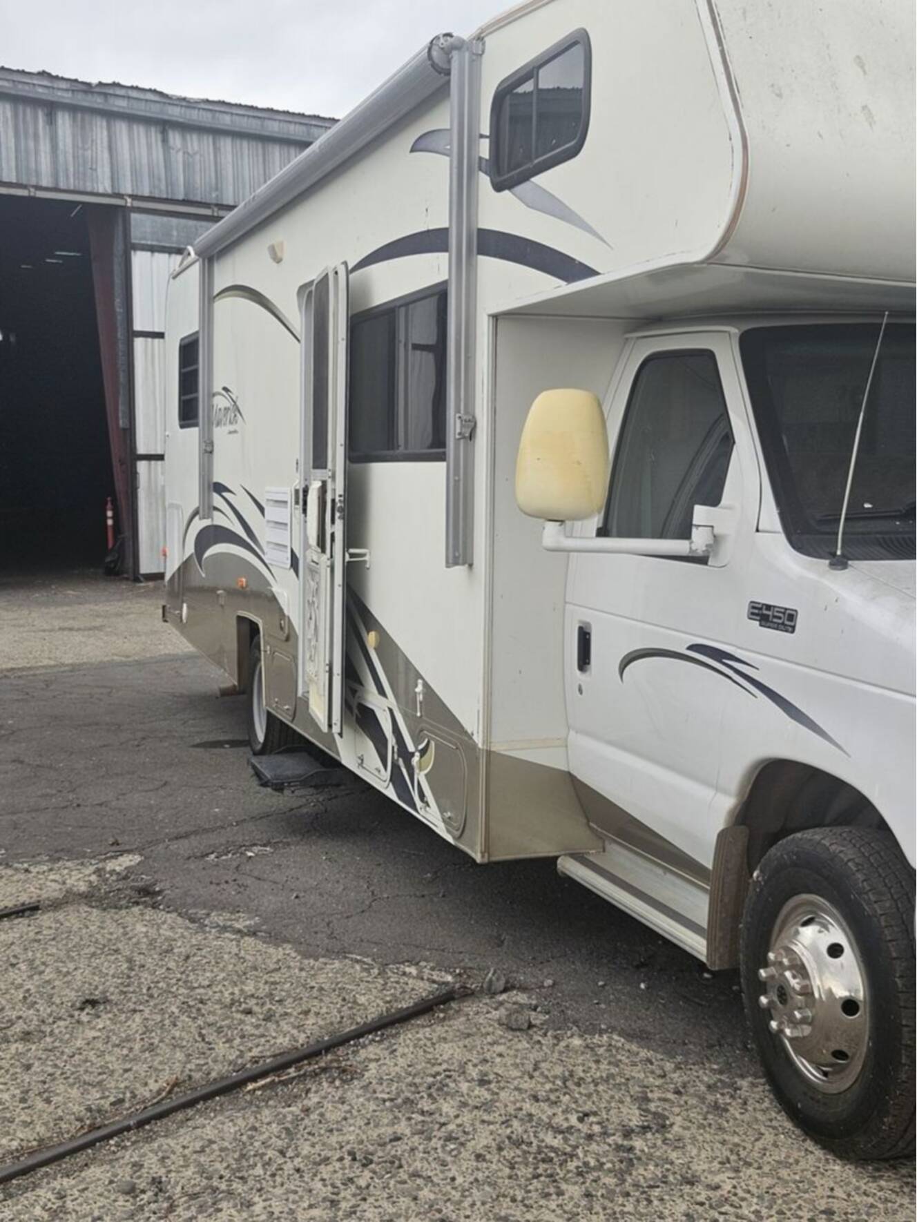 A photo of this 2006 Georgie Boy Maverick 310