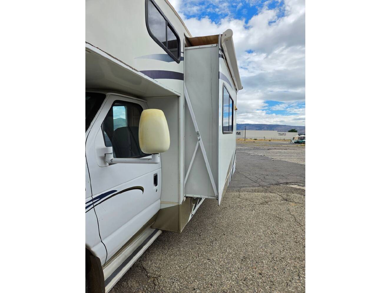 A photo of this 2006 Georgie Boy Maverick 310