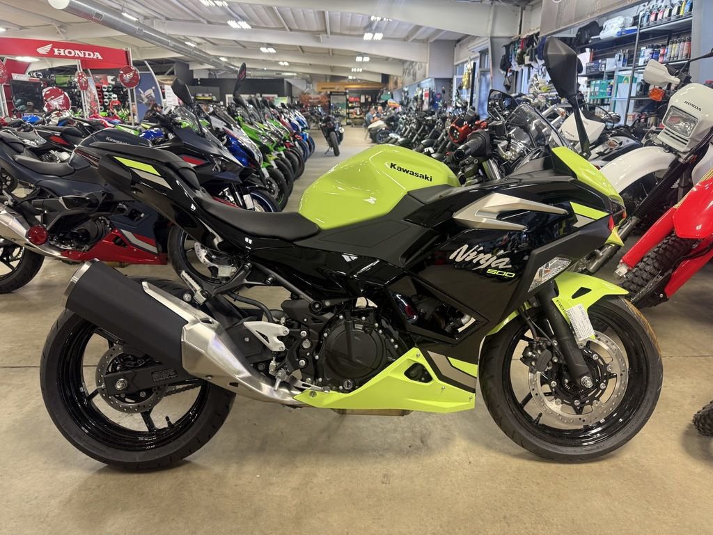 2026 Kawasaki Ninja 500 ABS Metallic Yellowish Green/Ebony ABS in Jacksonville, FL