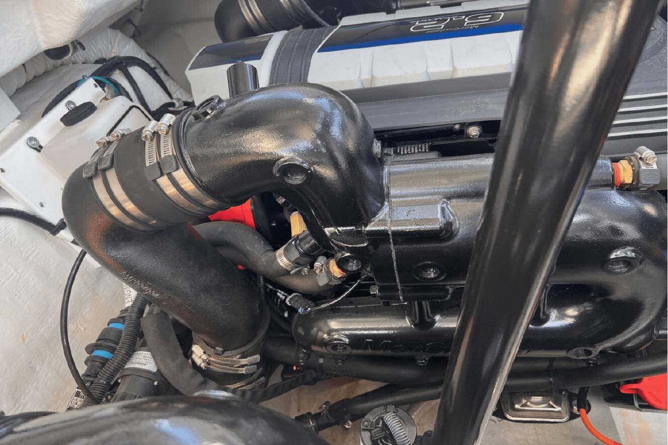 A photo of this 2019 Cruisers Yachts 338 SOUTH BEACH