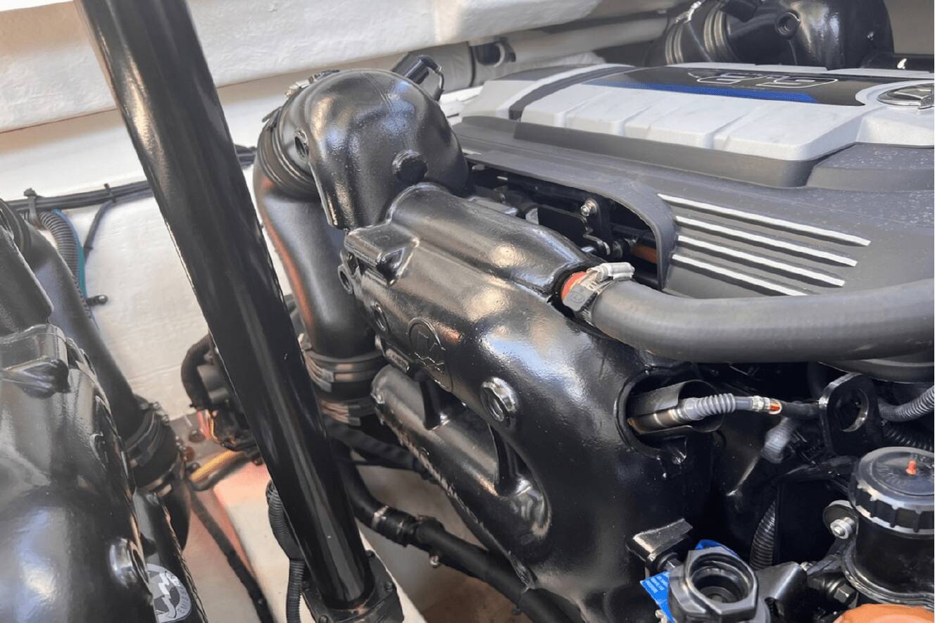 A photo of this 2019 Cruisers Yachts 338 SOUTH BEACH