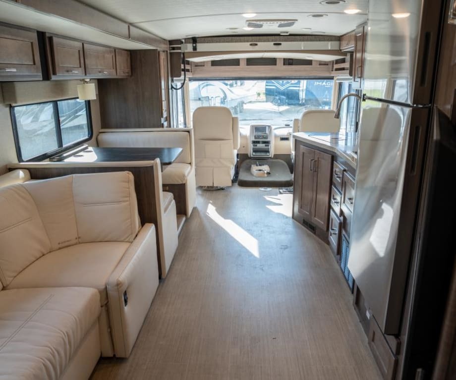 2021 Winnebago ADVENTURER 35F in port st. lucie FL