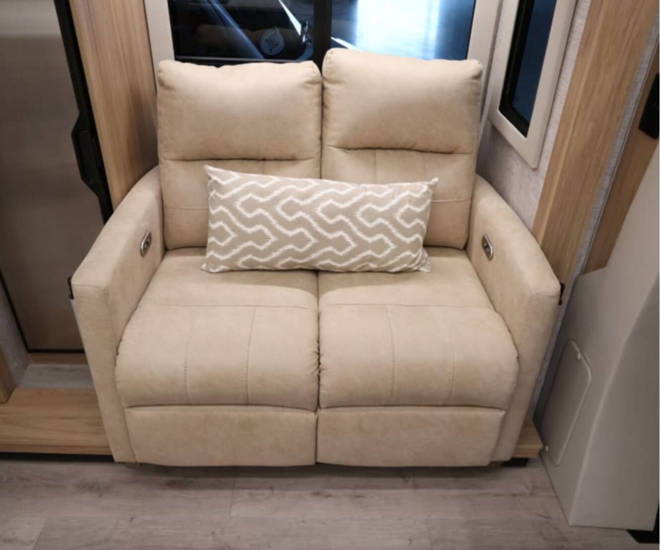 A photo of this 2027 Tiffin WAYFARER 25XLW