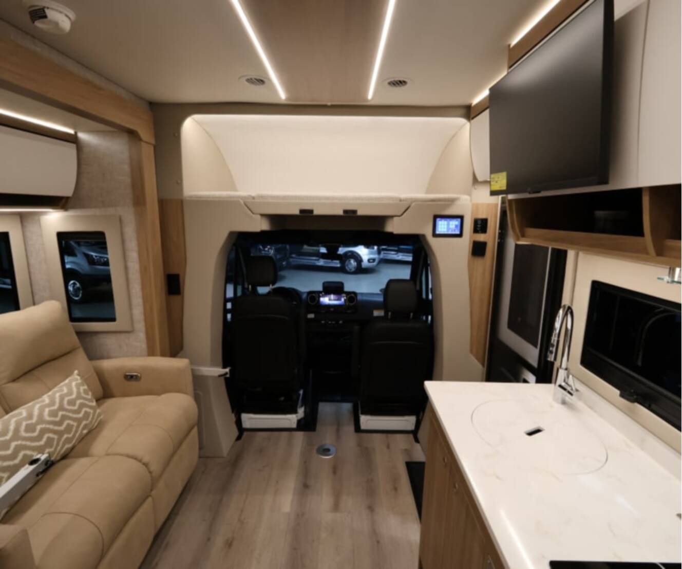 A photo of this 2027 Tiffin WAYFARER 25XLW