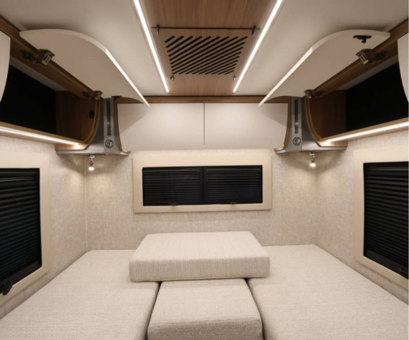 A photo of this 2027 Tiffin WAYFARER 25XLW