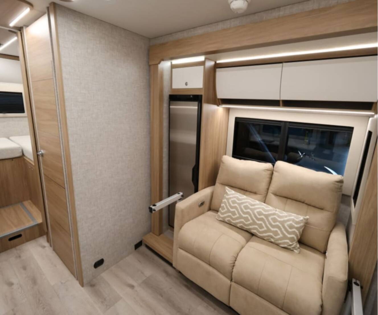 A photo of this 2027 Tiffin WAYFARER 25XLW