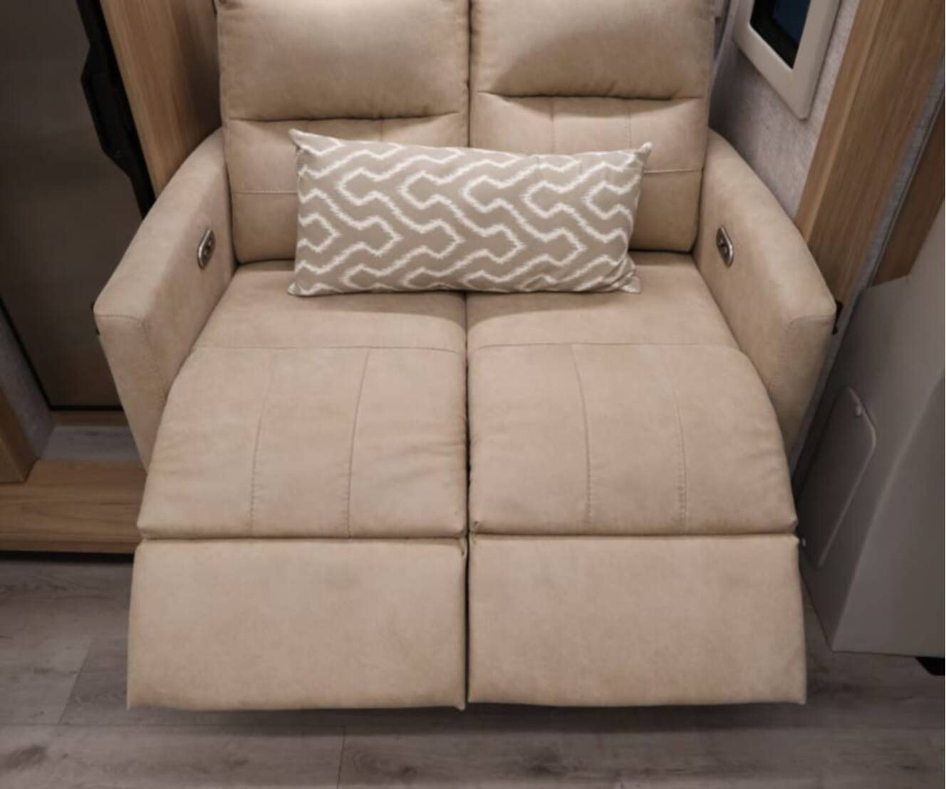 A photo of this 2027 Tiffin WAYFARER 25XLW