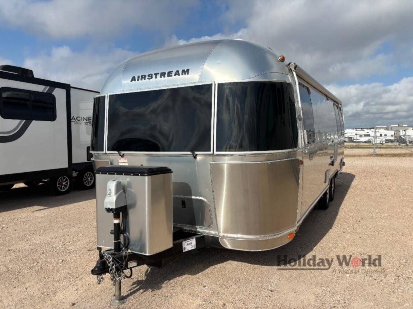 A photo of this 2019 Airstream Globetrotter 27FB