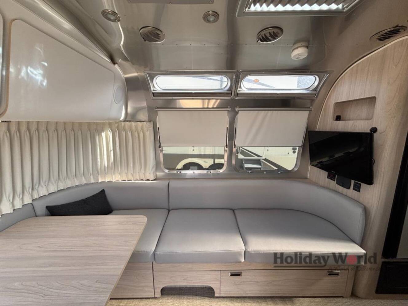 A photo of this 2019 Airstream Globetrotter 27FB