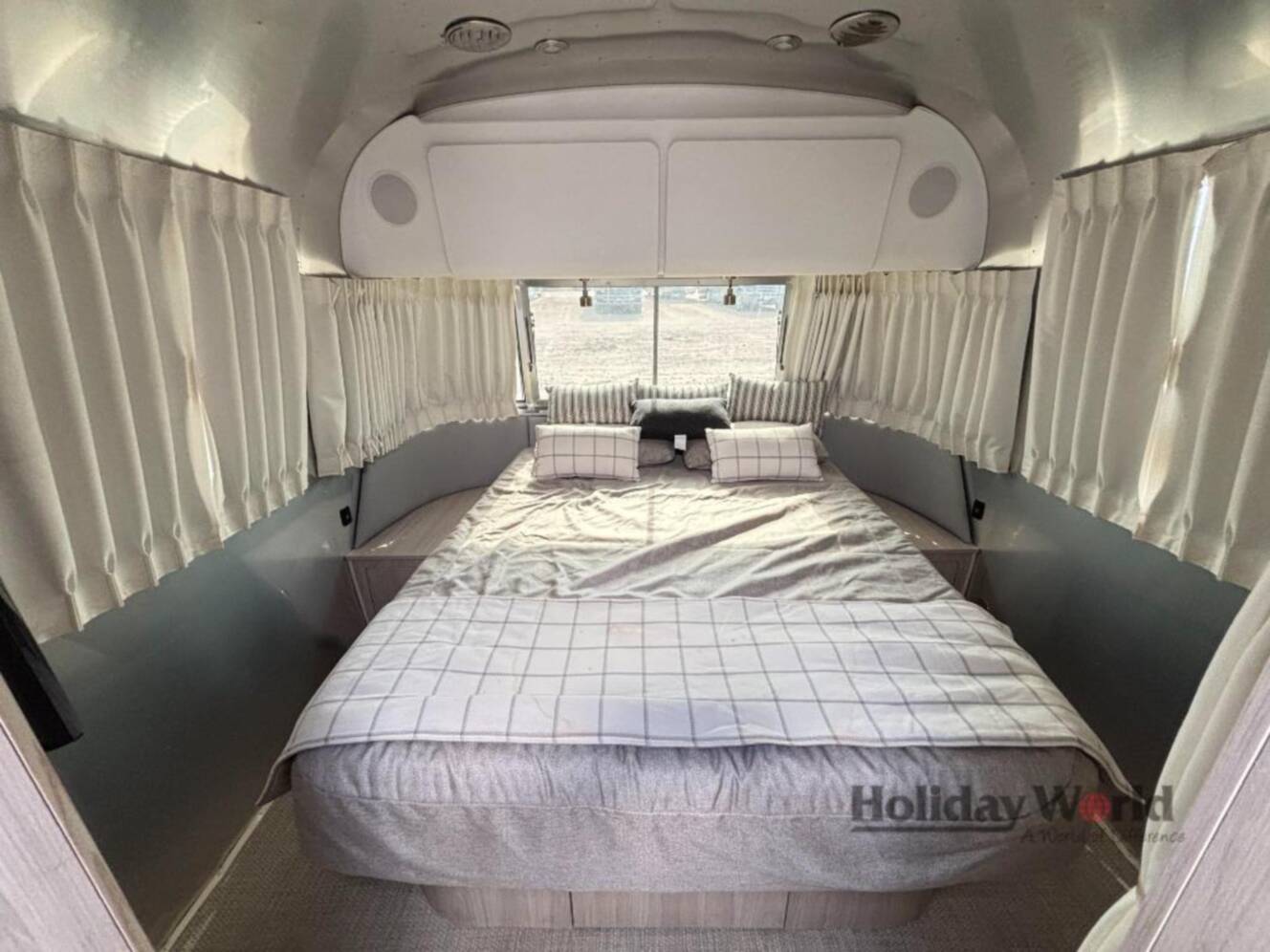 A photo of this 2019 Airstream Globetrotter 27FB