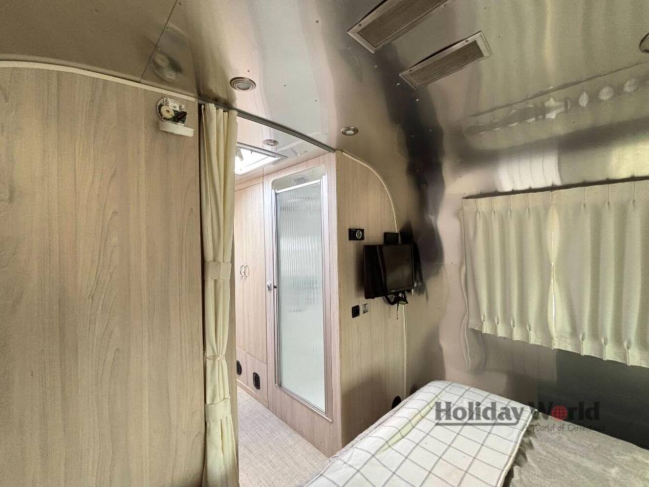 A photo of this 2019 Airstream Globetrotter 27FB