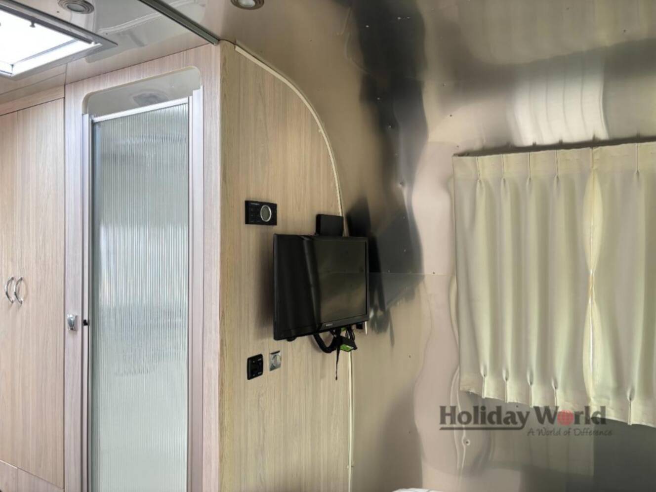 A photo of this 2019 Airstream Globetrotter 27FB