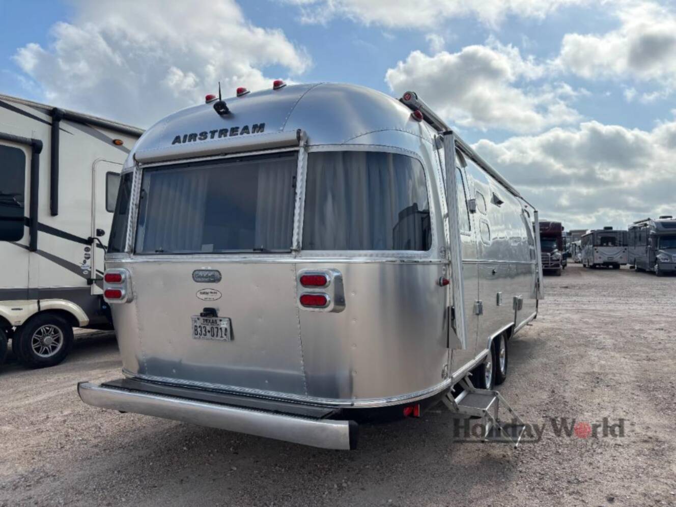 A photo of this 2019 Airstream Globetrotter 27FB