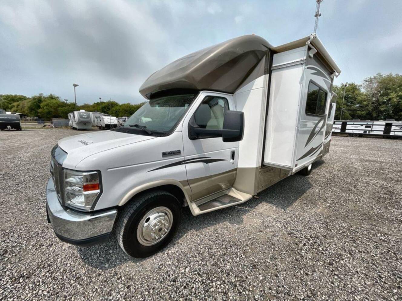 A photo of this 2013 Itasca Cambria 27K