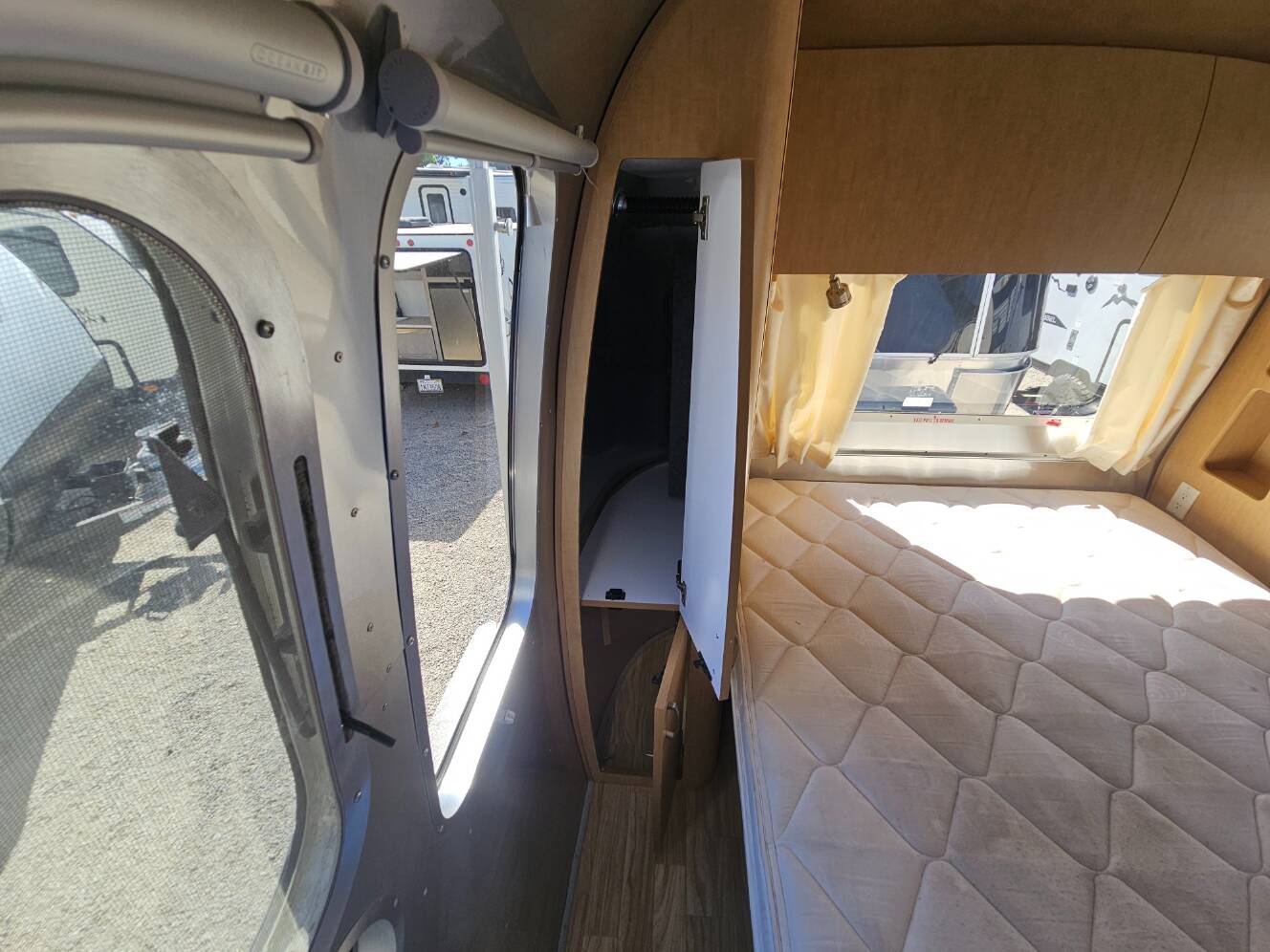 A photo of this 2016 Airstream Flying Cloud 28