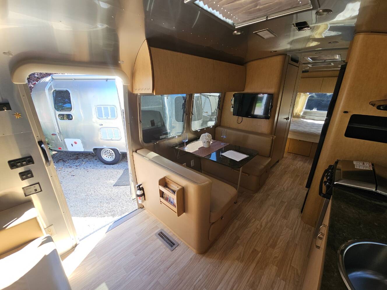 A photo of this 2016 Airstream Flying Cloud 28