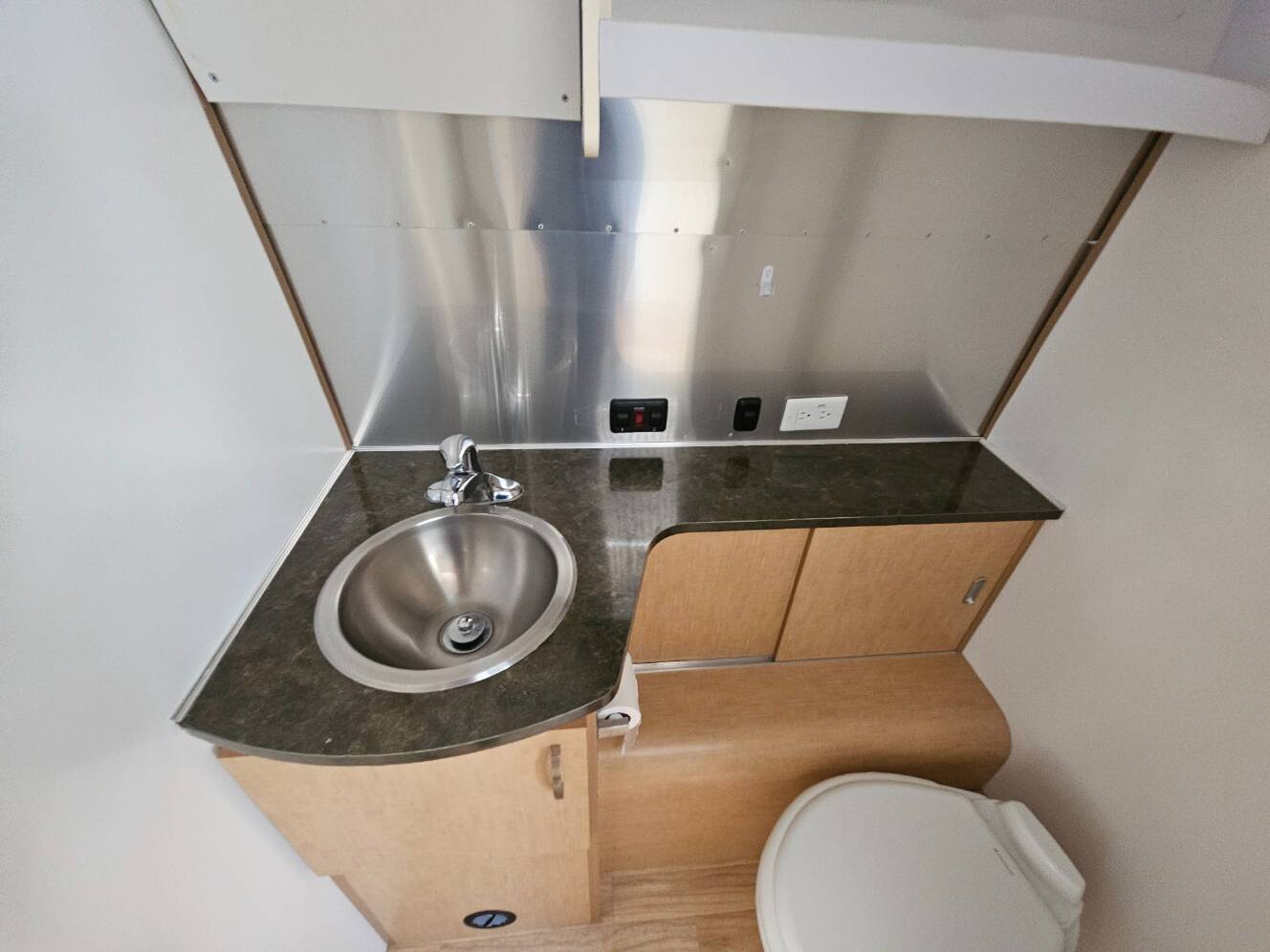 A photo of this 2016 Airstream Flying Cloud 28