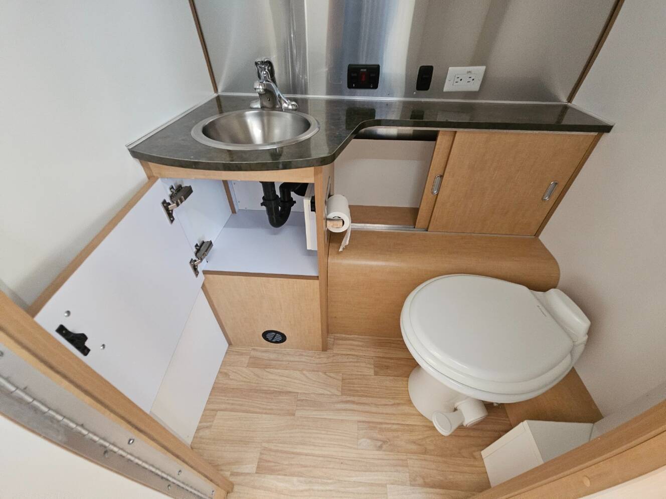 A photo of this 2016 Airstream Flying Cloud 28