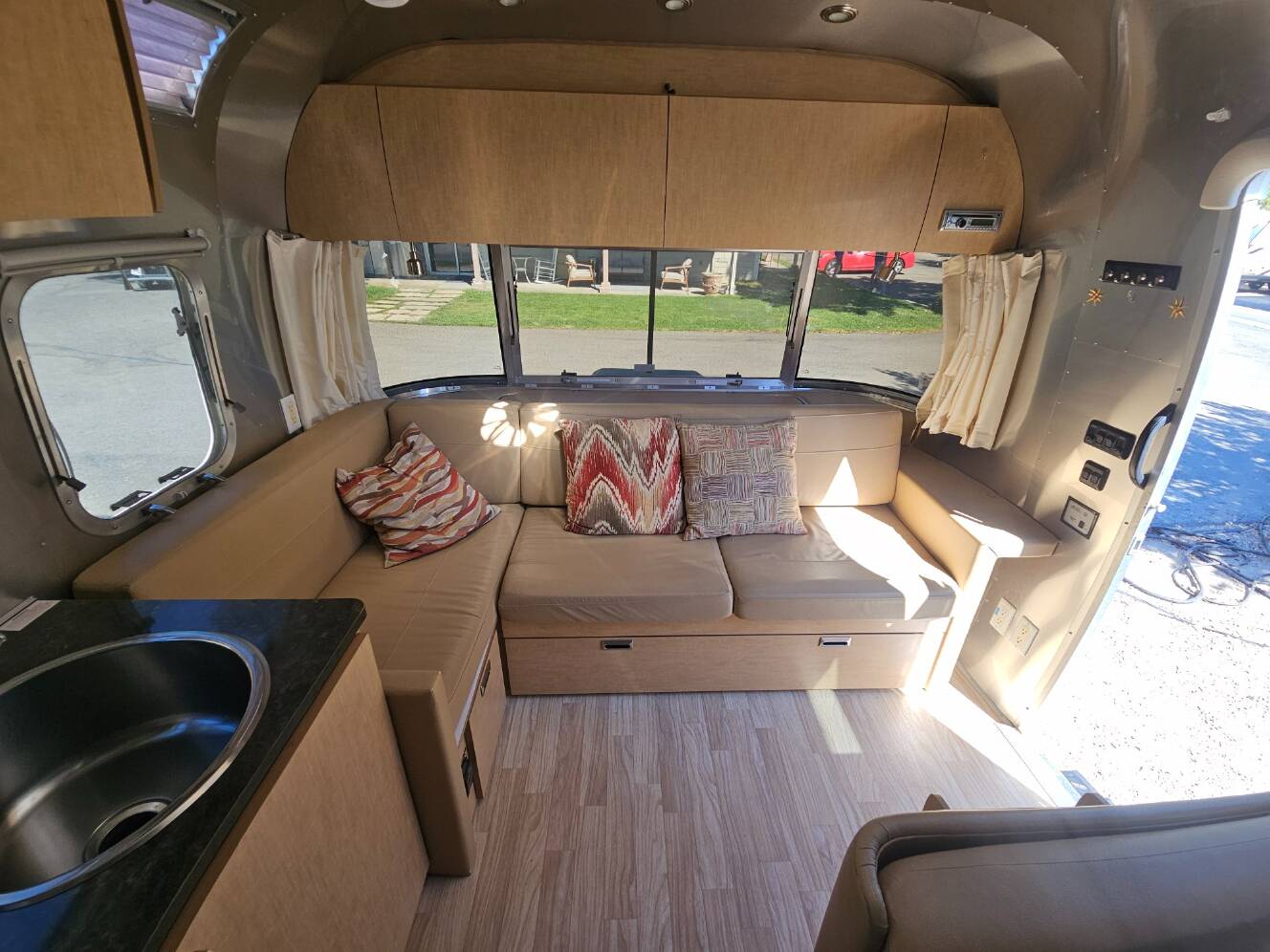 A photo of this 2016 Airstream Flying Cloud 28
