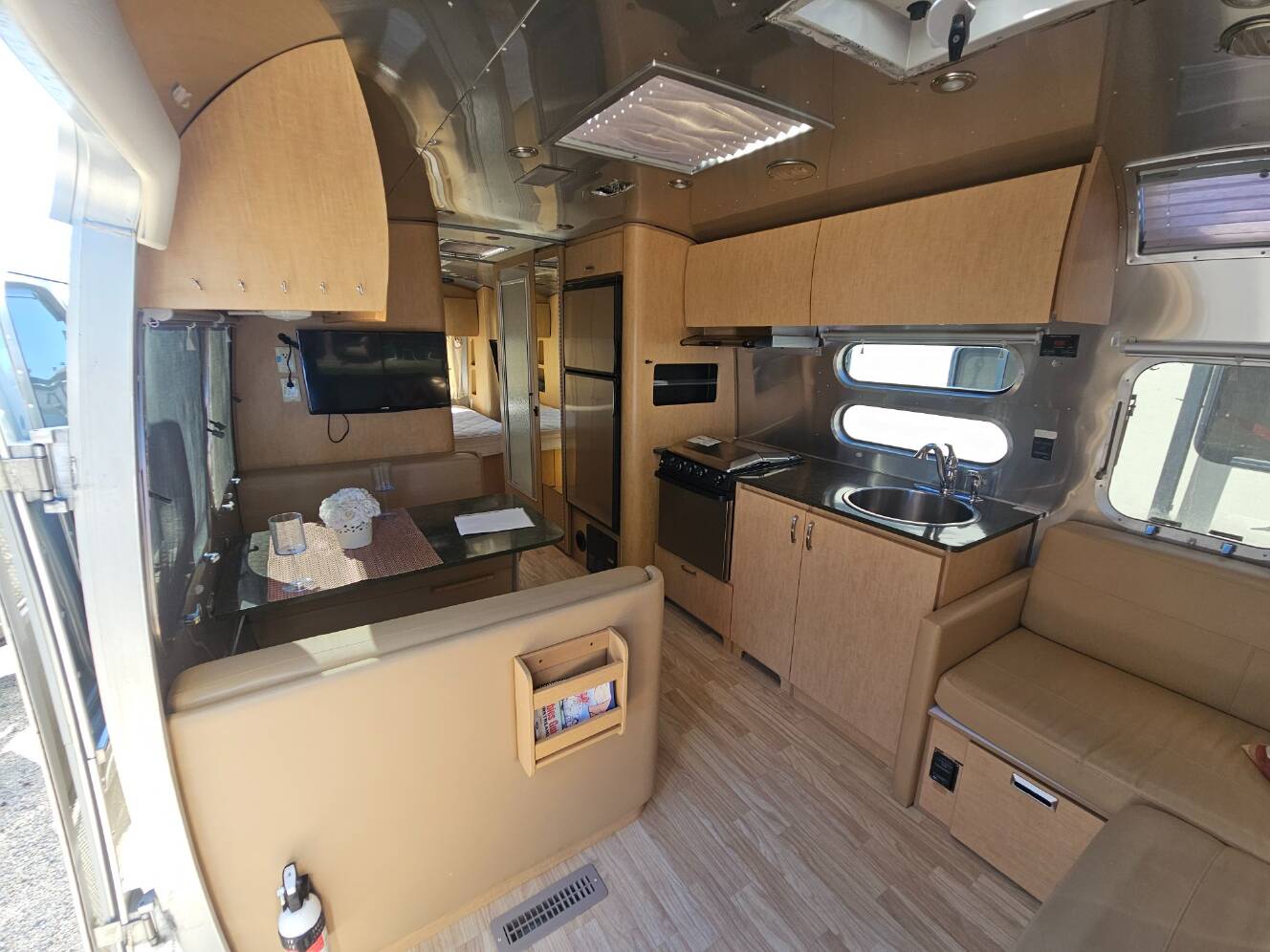 A photo of this 2016 Airstream Flying Cloud 28