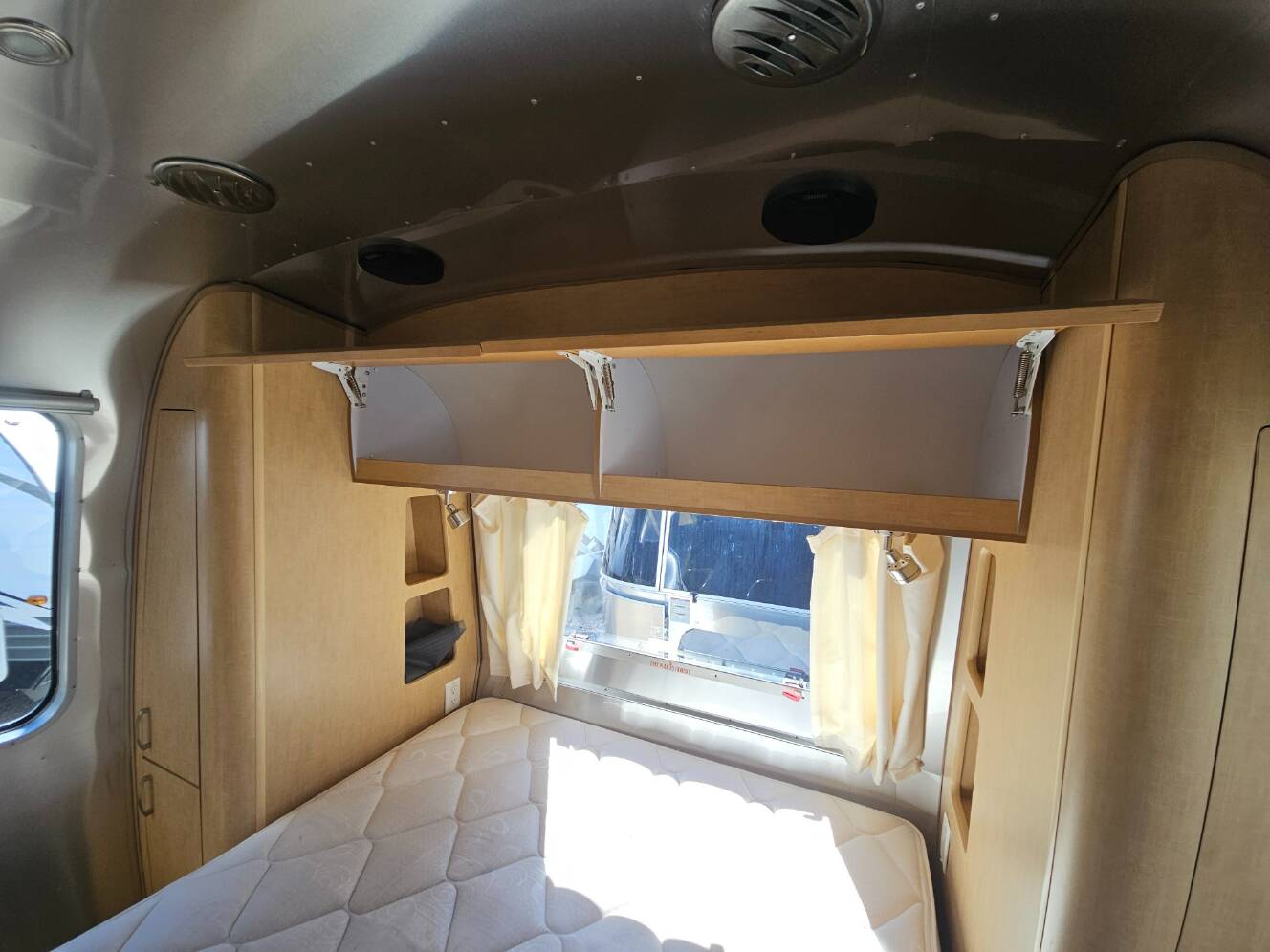 A photo of this 2016 Airstream Flying Cloud 28