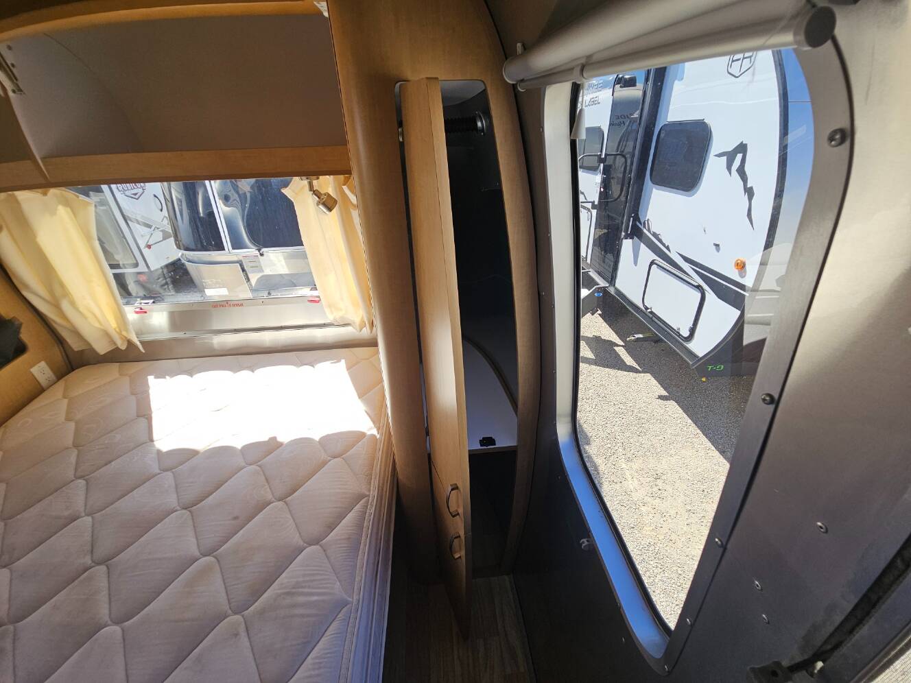 A photo of this 2016 Airstream Flying Cloud 28