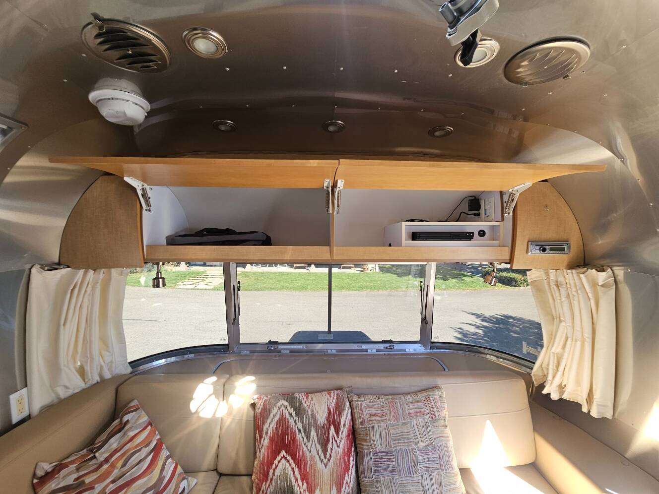 A photo of this 2016 Airstream Flying Cloud 28