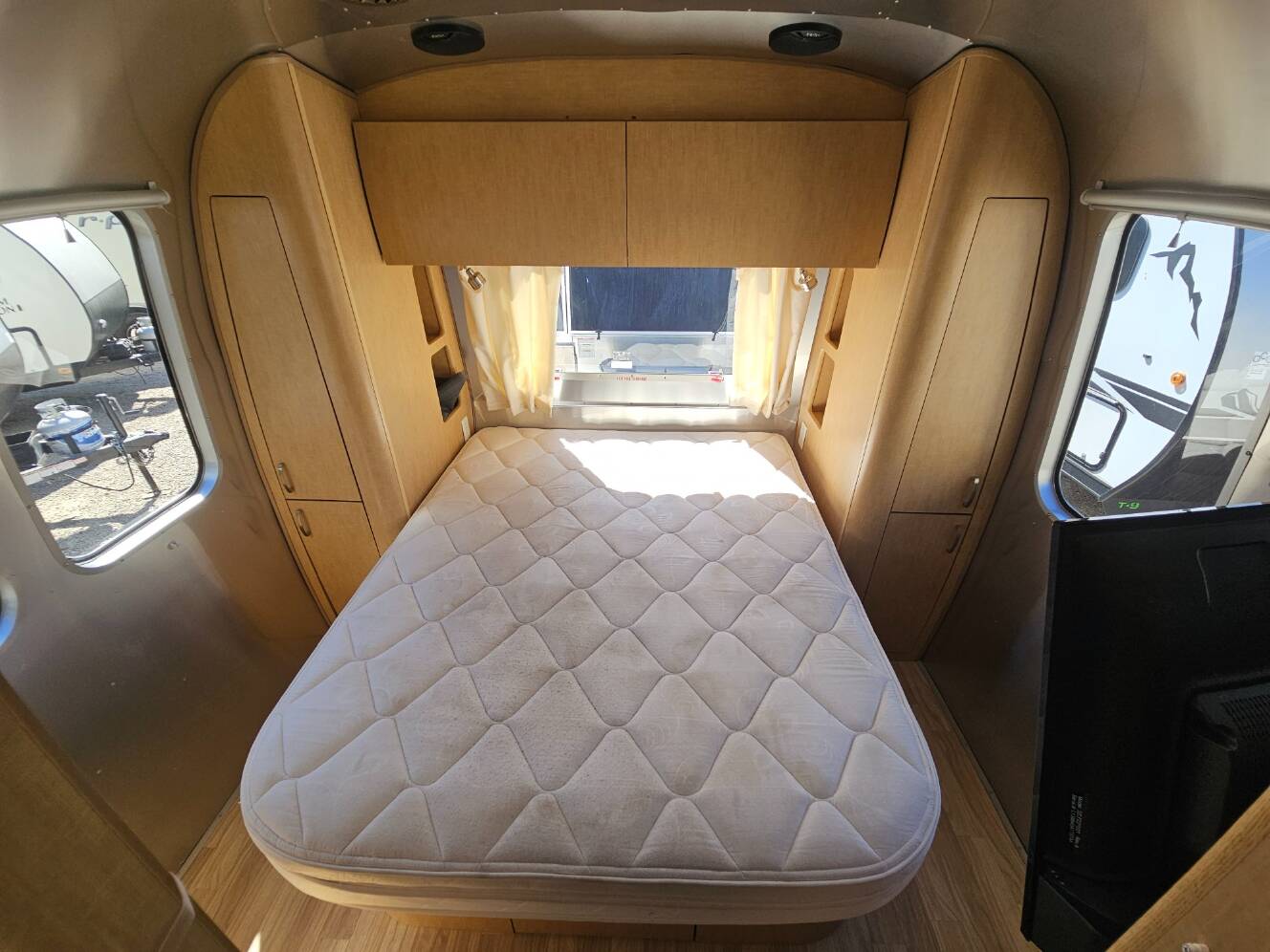A photo of this 2016 Airstream Flying Cloud 28