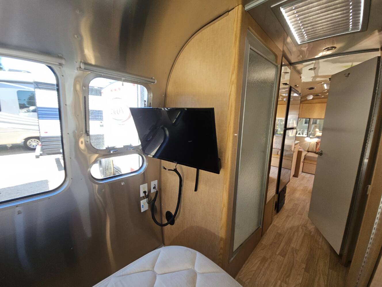 A photo of this 2016 Airstream Flying Cloud 28