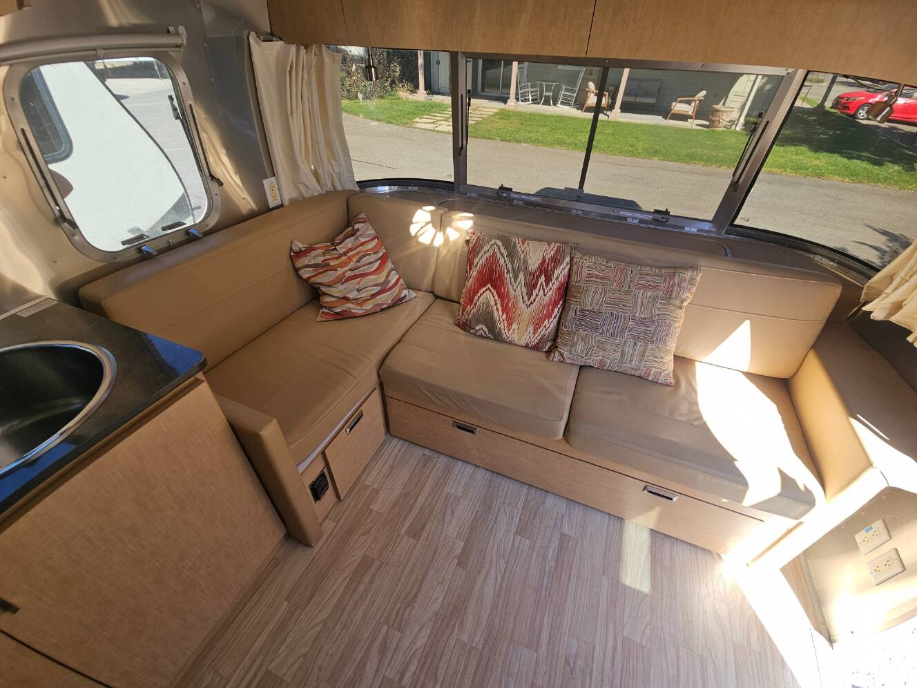 A photo of this 2016 Airstream Flying Cloud 28