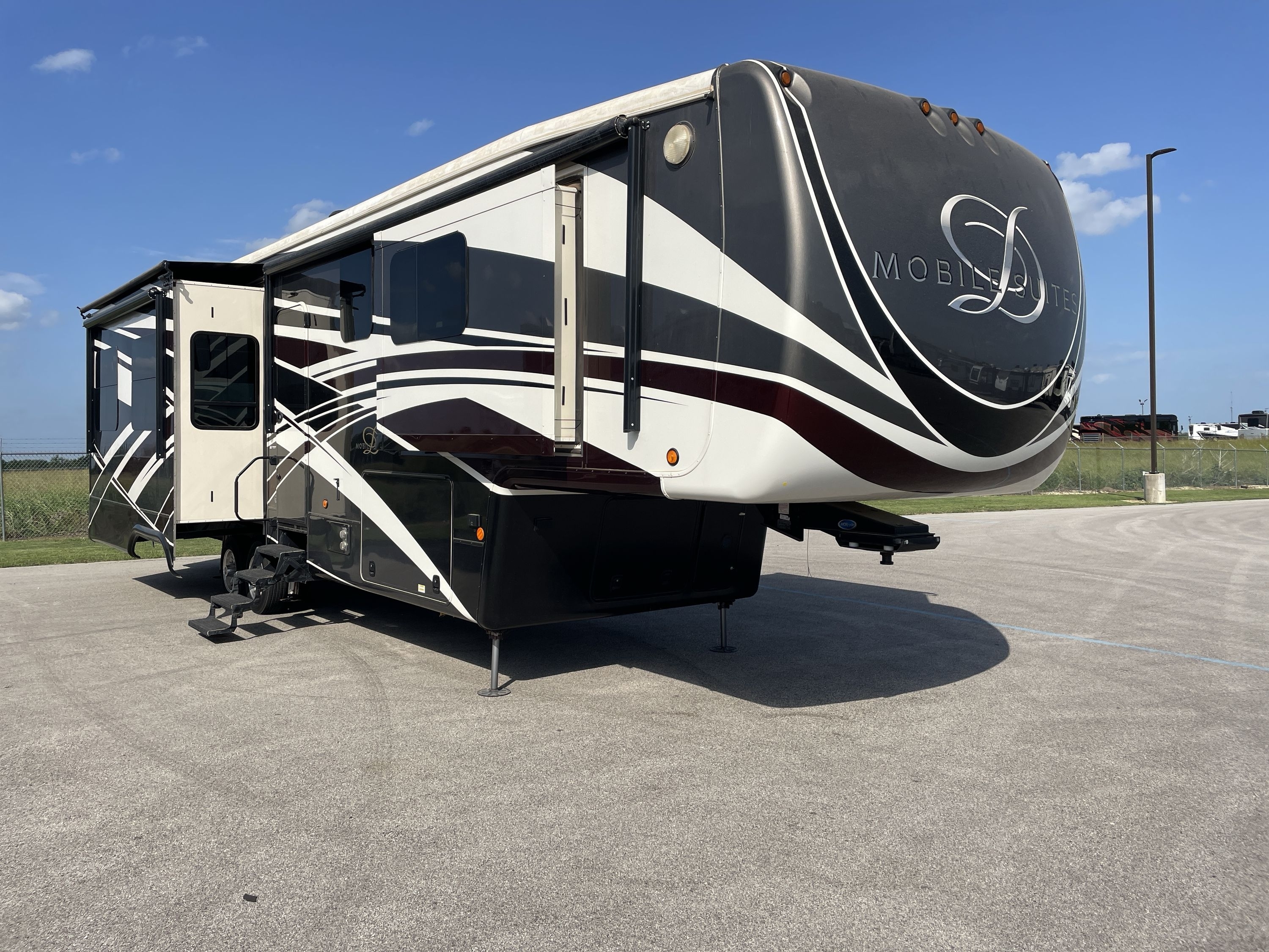 2018 DRV LUXURY SUITES MOBILE SUITES 38RSSA in alvarado TX